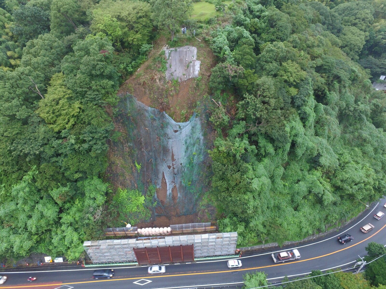 法面工事の着工前を記録した空撮写真
