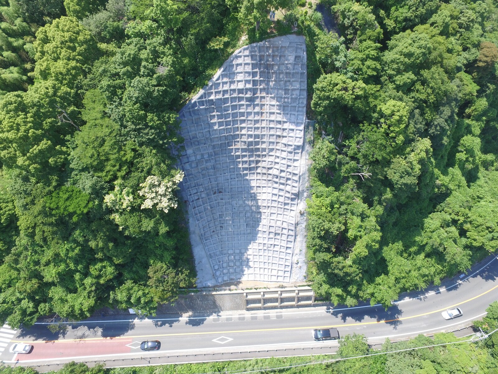 法面工事の完成時を記録した空撮写真