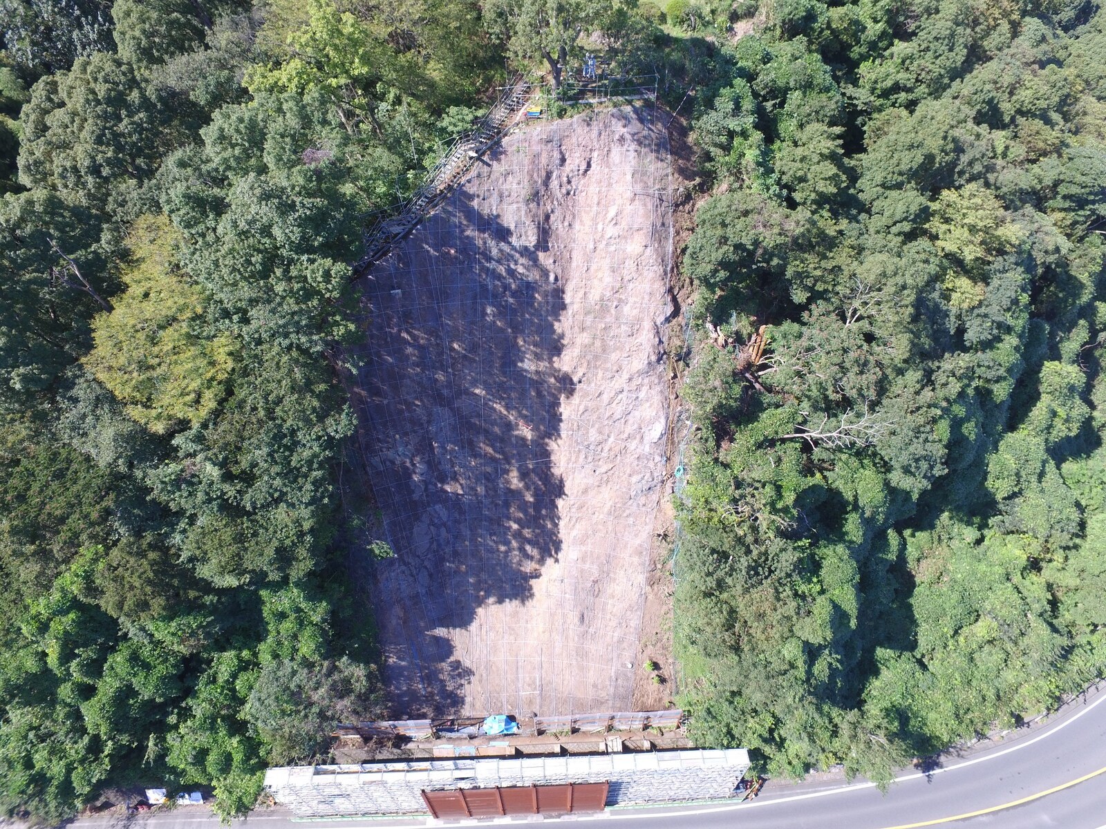 法面工事の施工中を記録した空撮写真