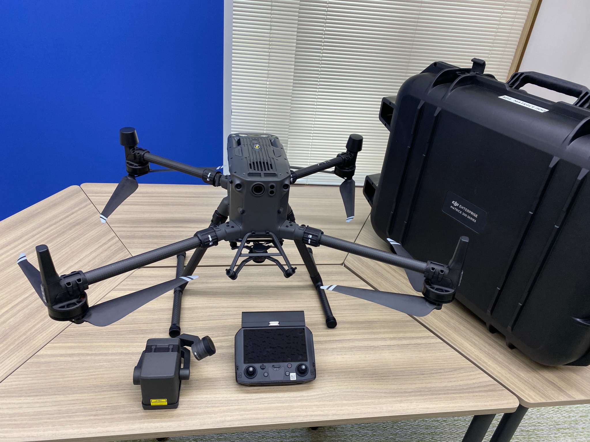 ドローン機体と送信機のセット