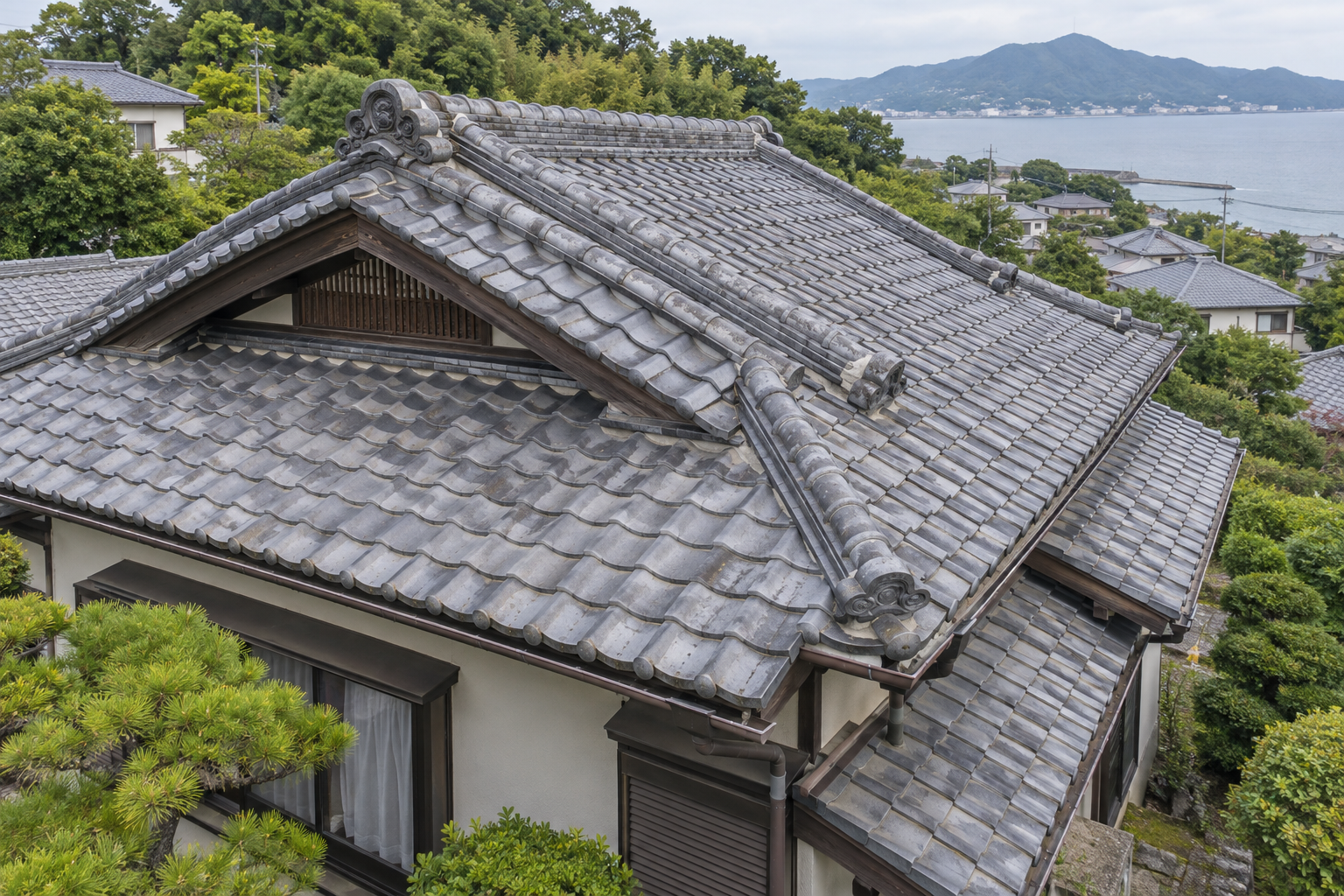 瓦屋根を斜め上空から確認する調査イメージ