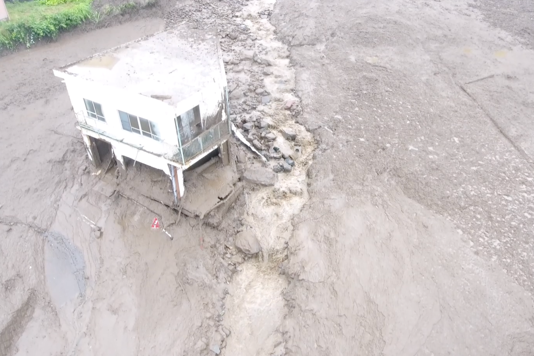 伊豆山土石流災害の被災建物と周辺状況を上空から確認